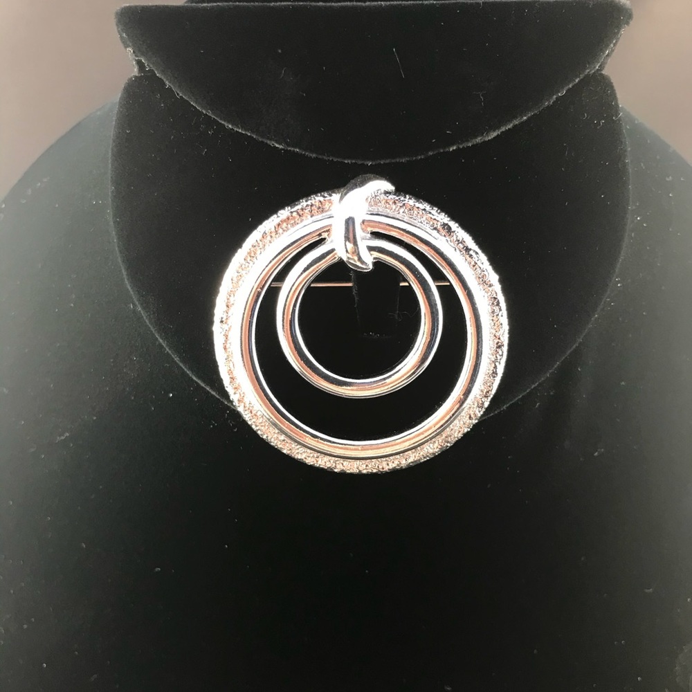 Vintage Sarah Coventry silver tone circle brooch